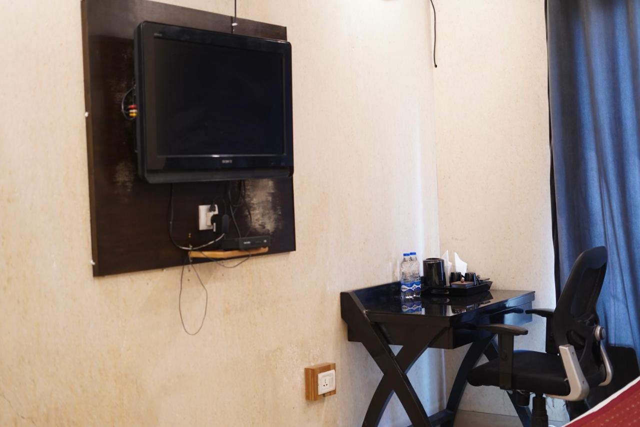 Hotel O Delhi, Near Karol Bagh Main Market And Metro Station Нью-Дели Экстерьер фото