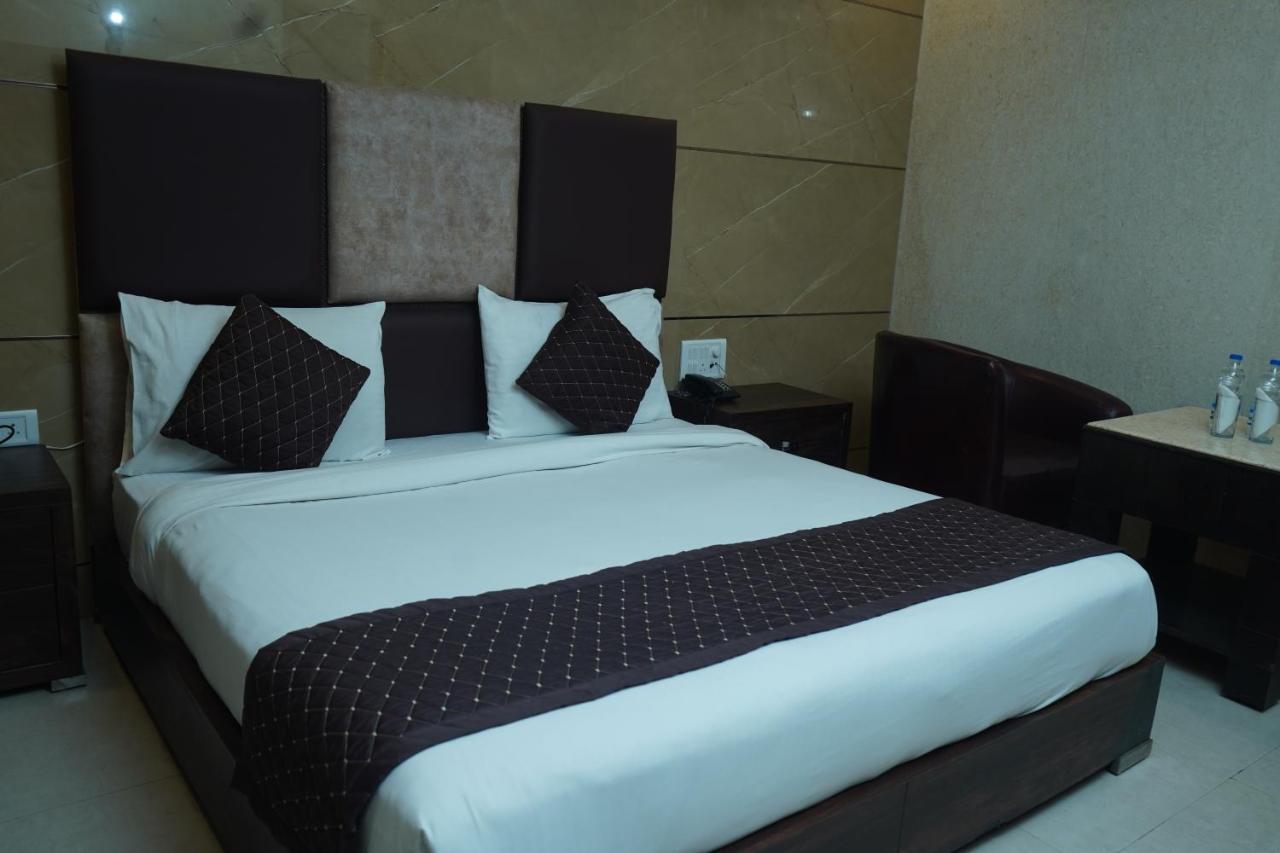 Hotel O Delhi, Near Karol Bagh Main Market And Metro Station Нью-Дели Экстерьер фото