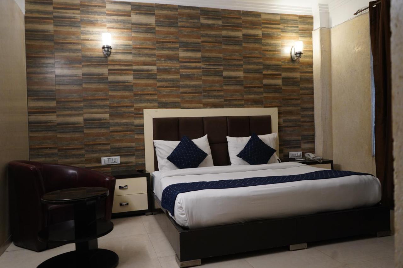 Hotel O Delhi, Near Karol Bagh Main Market And Metro Station Нью-Дели Экстерьер фото