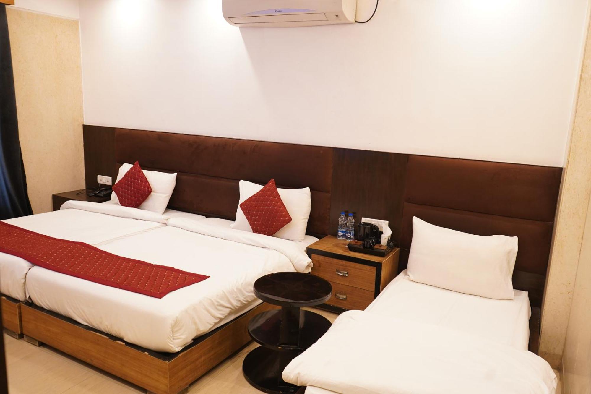 Hotel O Delhi, Near Karol Bagh Main Market And Metro Station Нью-Дели Экстерьер фото